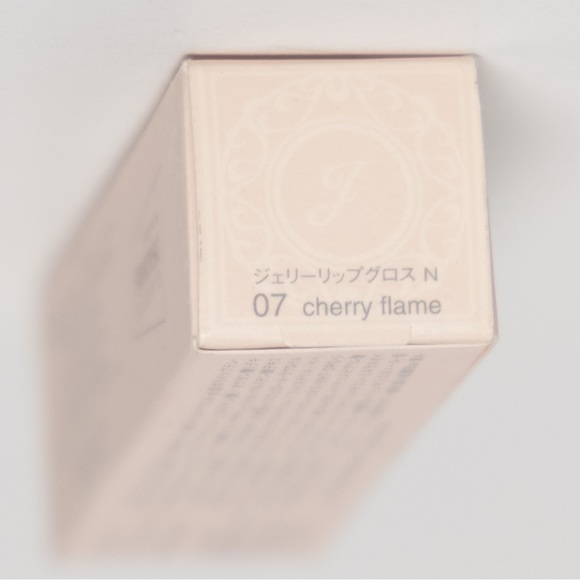 Jill Stuart Jelly Lip Gloss in 07 Cherry Flame - Picture 2 of 4